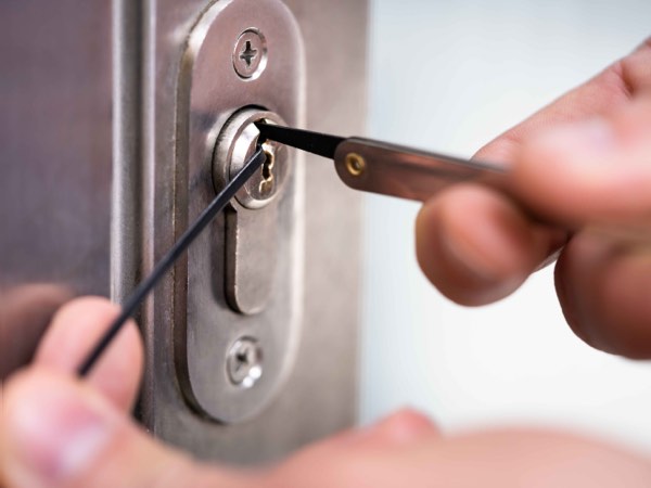 Professioneller Schlüsseldienst Techniker bei der Arbeit