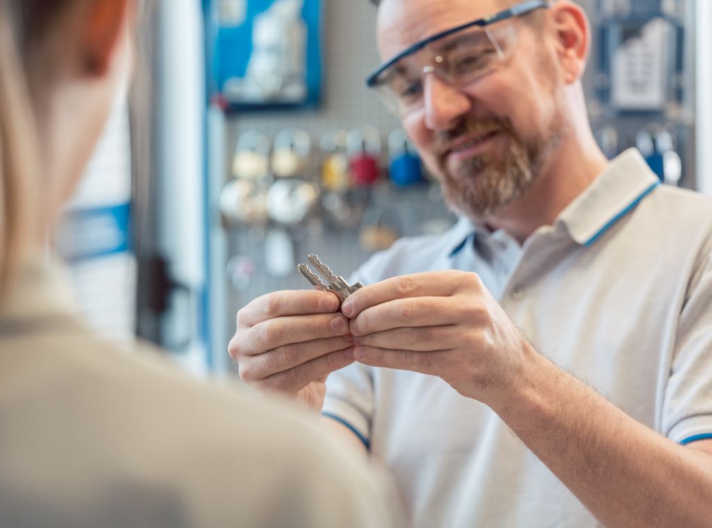 Professioneller Schlüsseldienst - Erfahrener Techniker mit modernen Werkzeugen